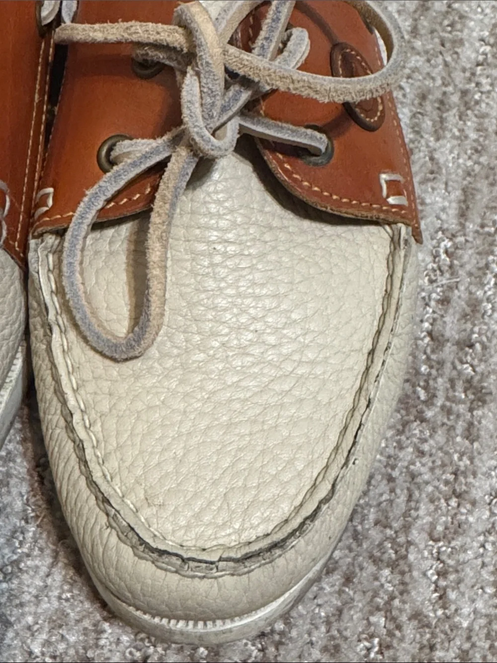 Dooney & Bourke Two-Tone Leather Men's Boat Shoes in Cream and Brown. Size 9